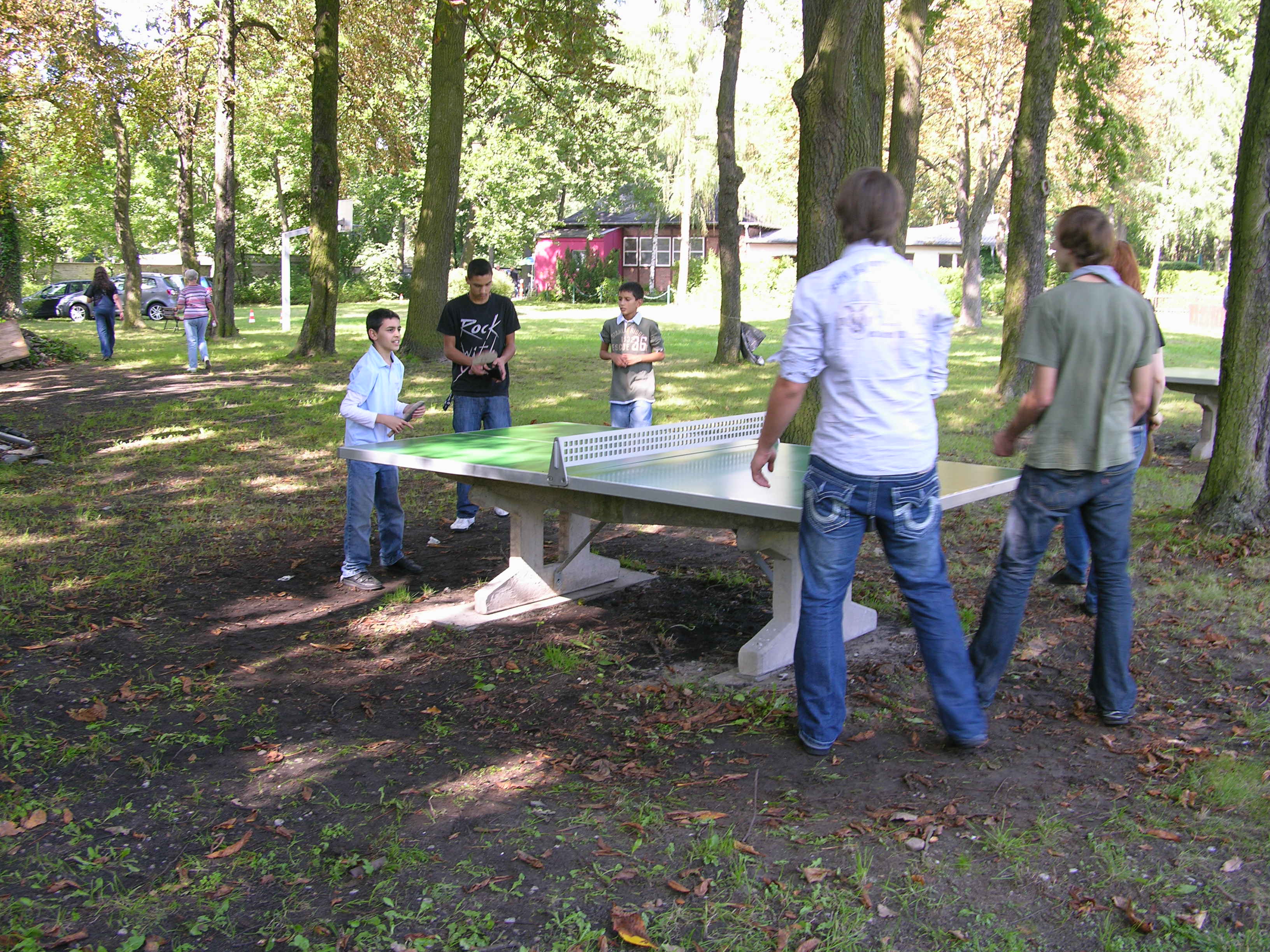 Tischtennisplatte auf dem Gelände im Wald
