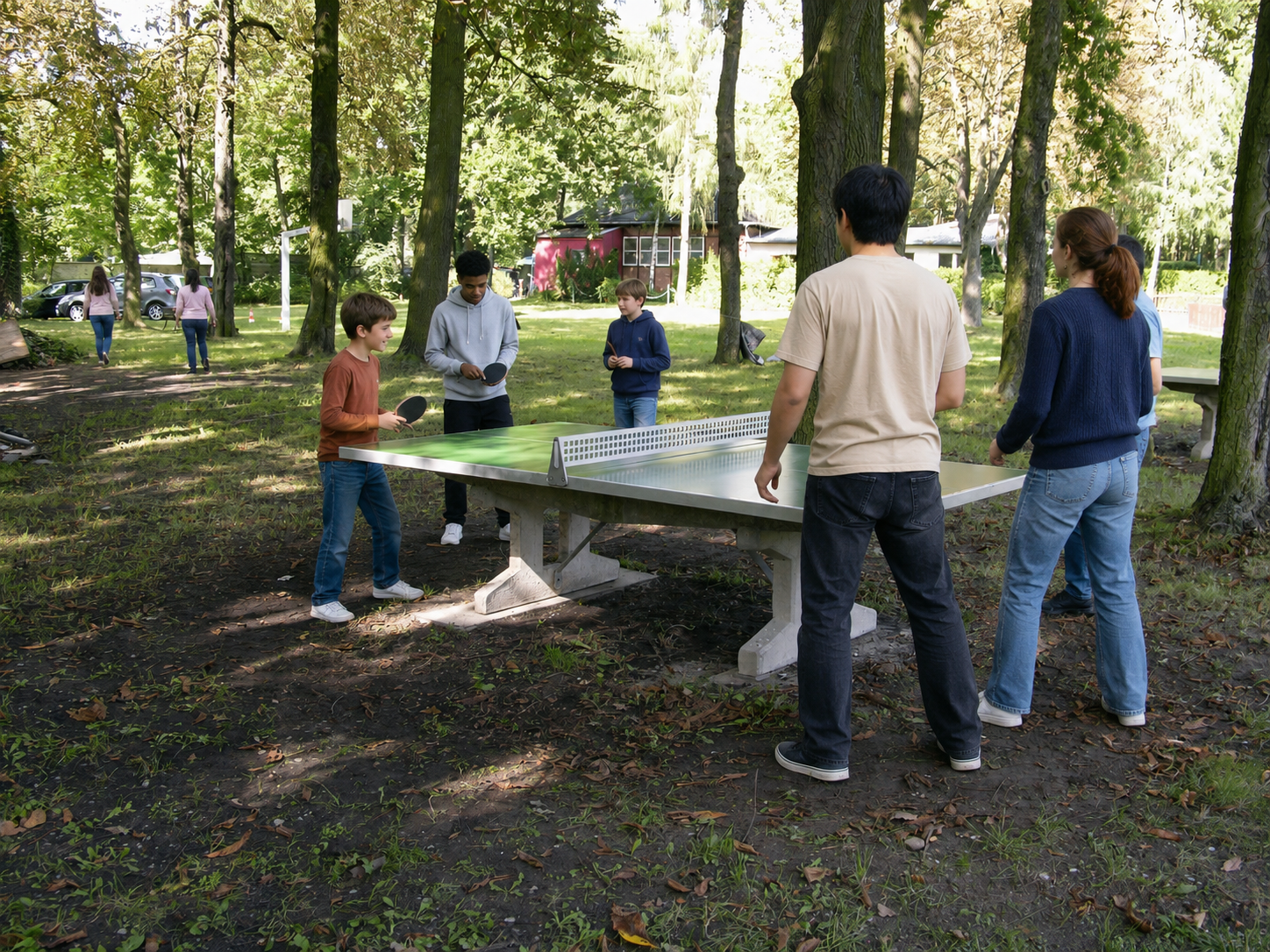 Tischtennisplatte auf dem Gelände im Wald