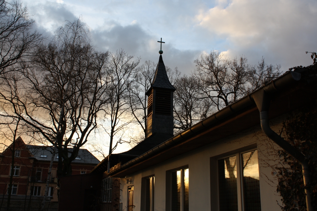Haupthaus mit Kapelle am Abend
