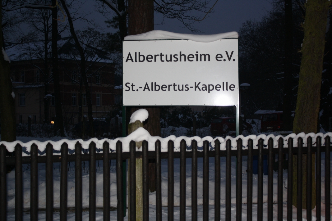 Albertusheim-Schild im Winter
